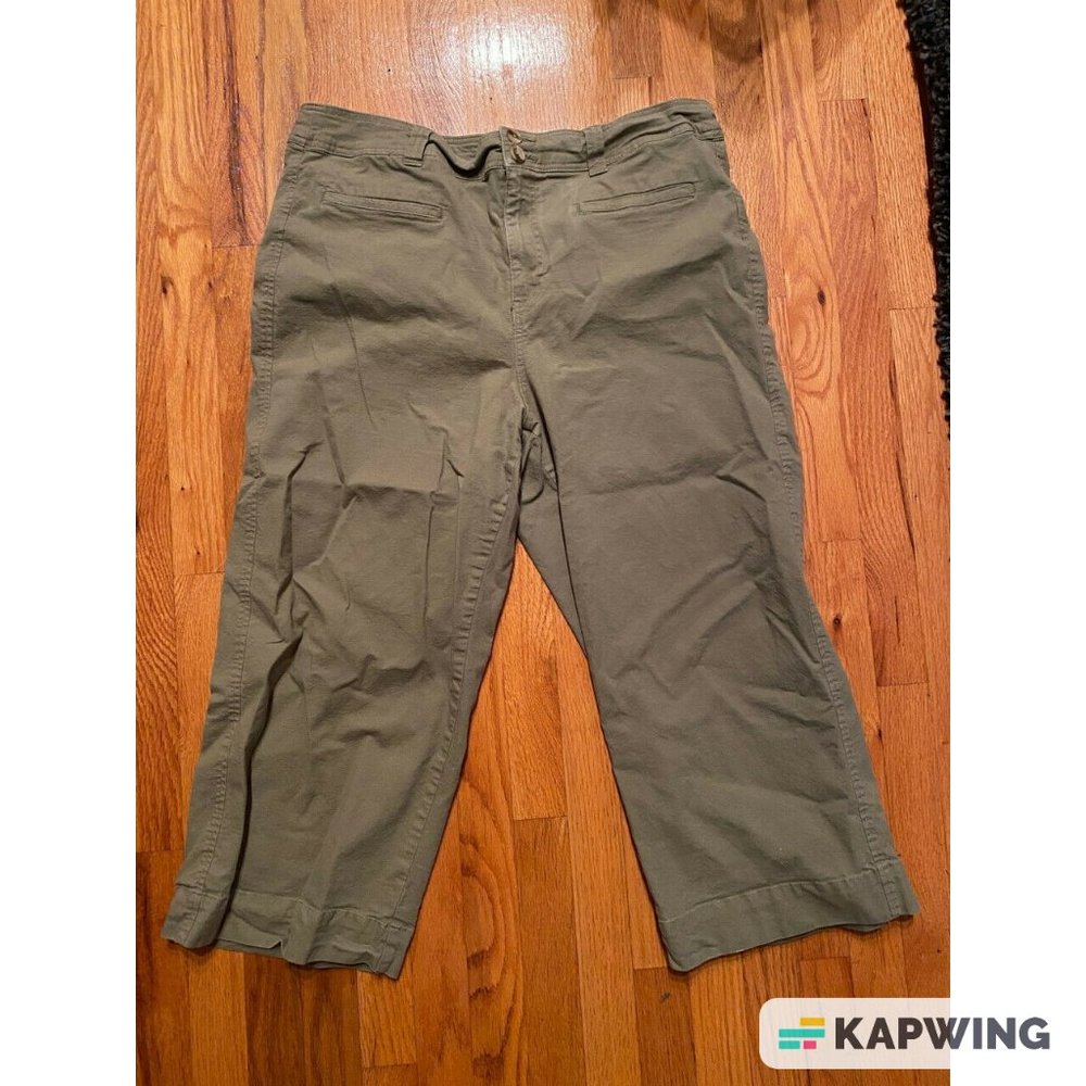A New Day Stretch Plus Size 18 Women's Green Capri Pants Waist: 38" Inseam: 23"